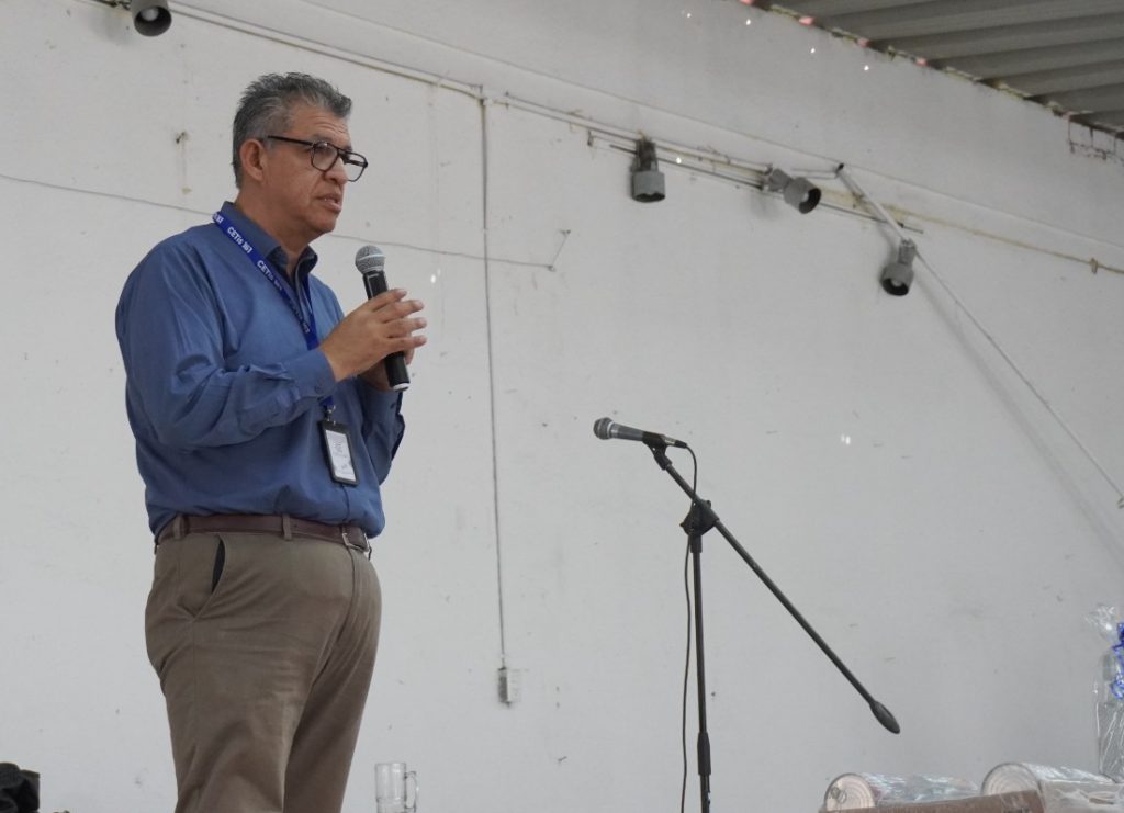 El Director del Cetis 161 de Tala, Juan Manuel Guerrero Vera, agradeció la confianza de los padres de familia para que sus hijos estudien su bachillerato técnico en esta escuela. Fotografía: Alma Aileen Castañeda Garnica.