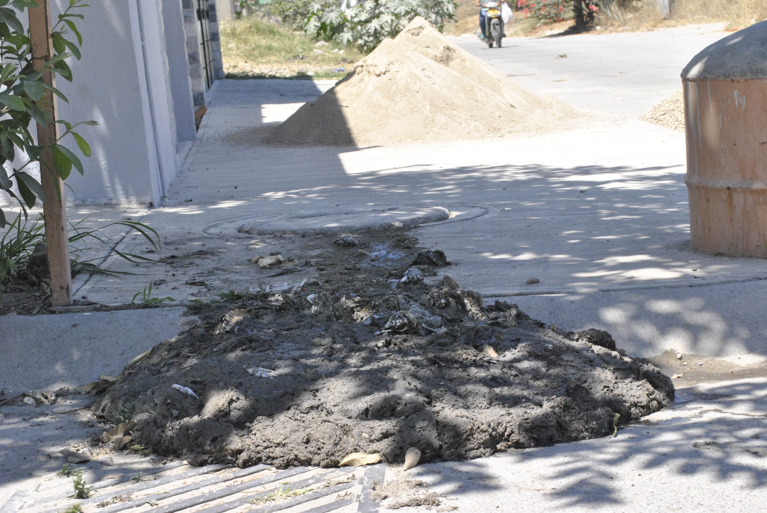 PERSONAL DEL OMAST ATIENDE REPORTE CIUDADANO Y DESTAPA LINEA DE DRENAJE EN  LA COLONIA OBRERA SEGUNDA SECCIÓN - Bienvenidos